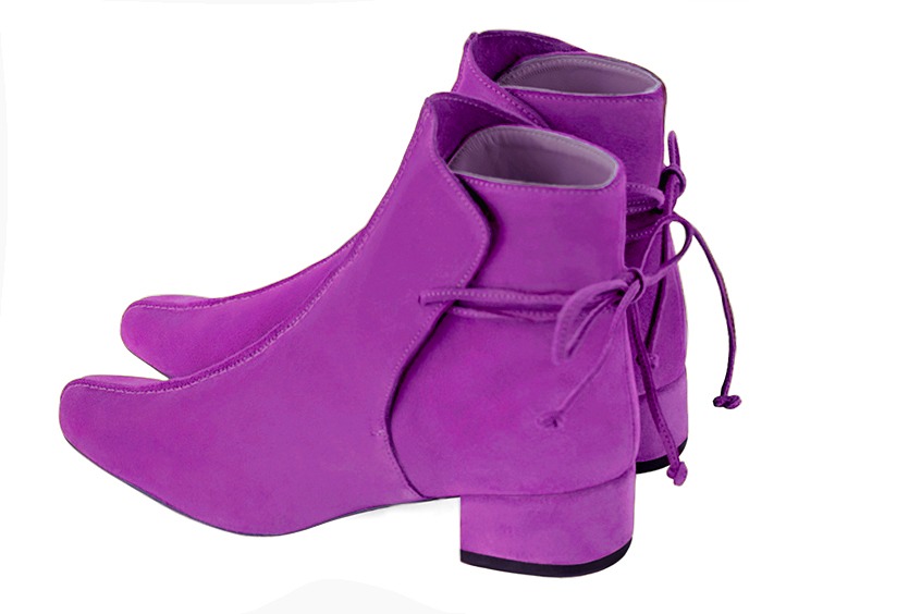 Bottines élégantes et raffinées avec des lacets à l'arrière, coloris violet mauve. Bout rond. Mi-haut. Talon bottier. Personnalisation : Choix des cuirs, des couleurs et des talons. Cou-de-pied sur mesure. - Florence KOOIJMAN